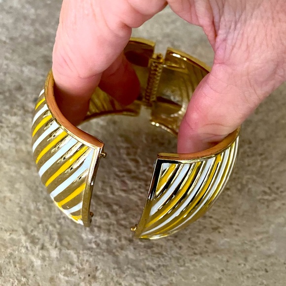 Gold, yellow and white coloured metal hinged bangle style bracelet - Picture 3 of 3